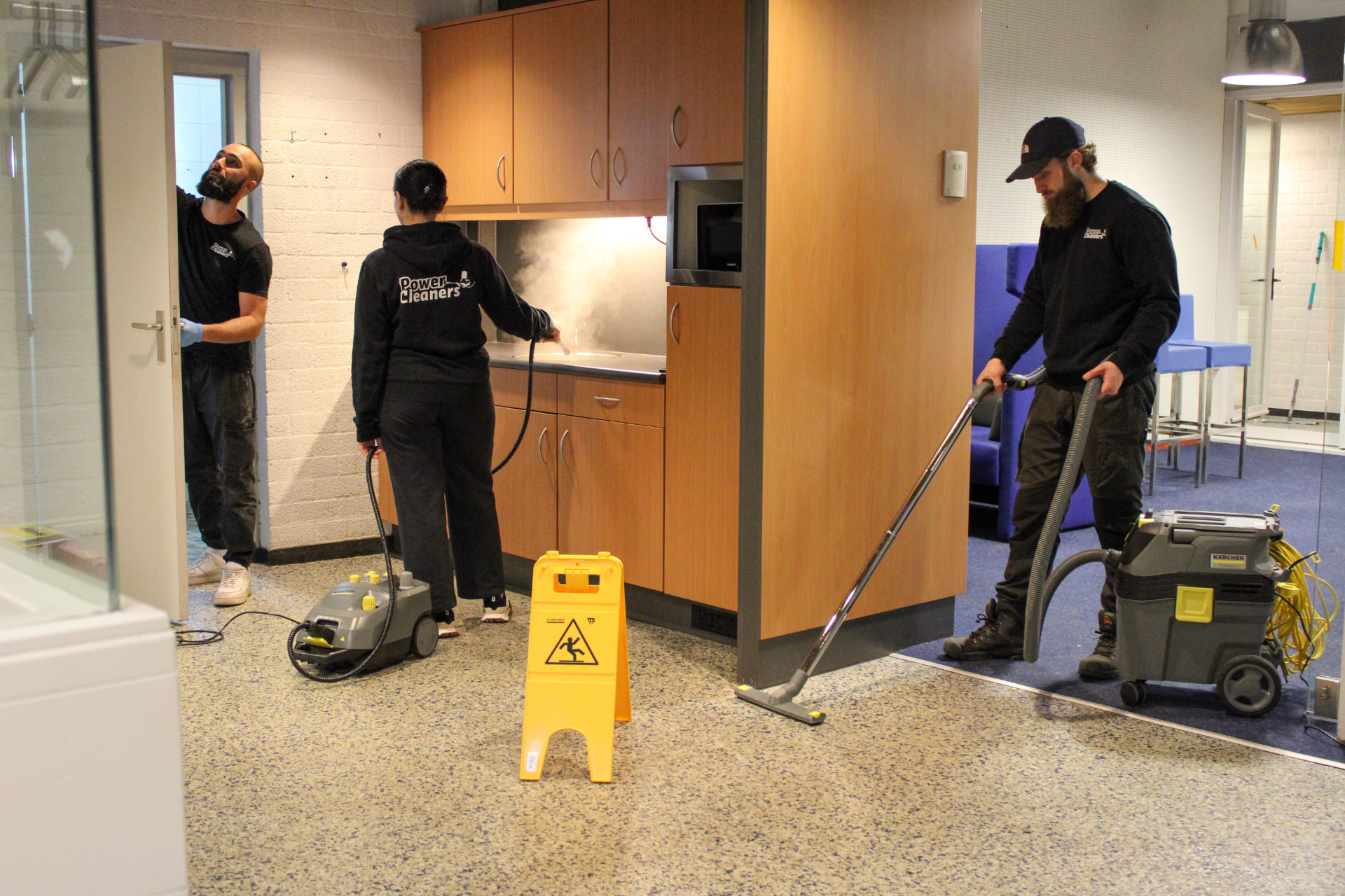 PowerCleaners aan het werk met professionele Kärcher-apparatuur