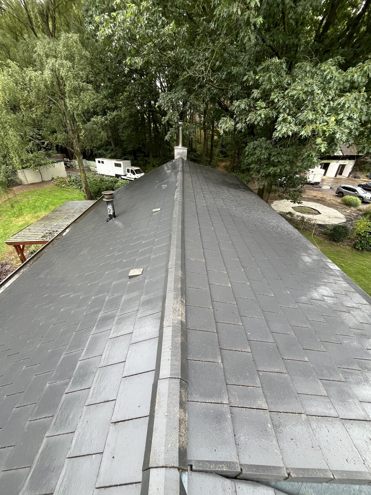 Hetzelfde dak volledig schoon na reiniging door PowerCleaners