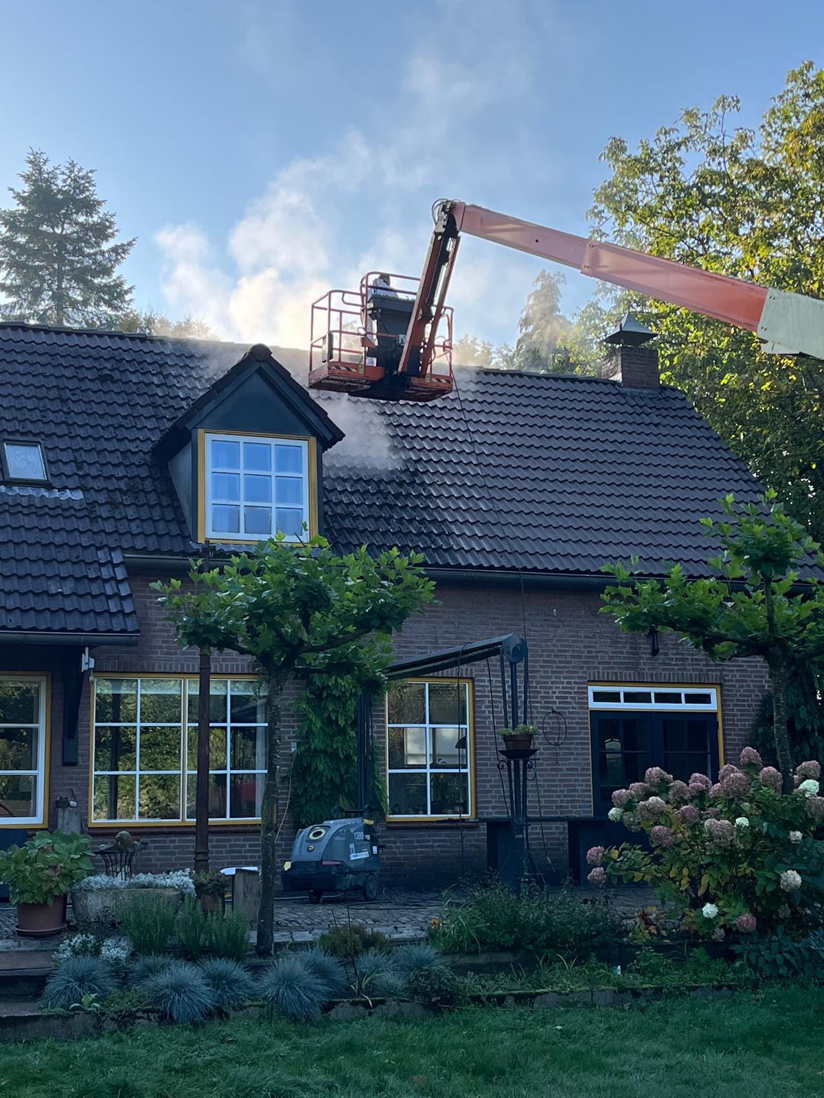 Dakreiniging door PowerCleaners, vakkundig uitgevoerd door ons team