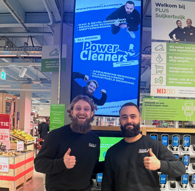 Joey en Mats, oprichters van PowerCleaners, op locatie bij een klant